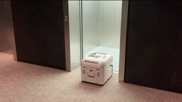 自律移動型ロボットを清掃業務に導入のサブ画像1_エレベーターへの自動乗り入れ風景