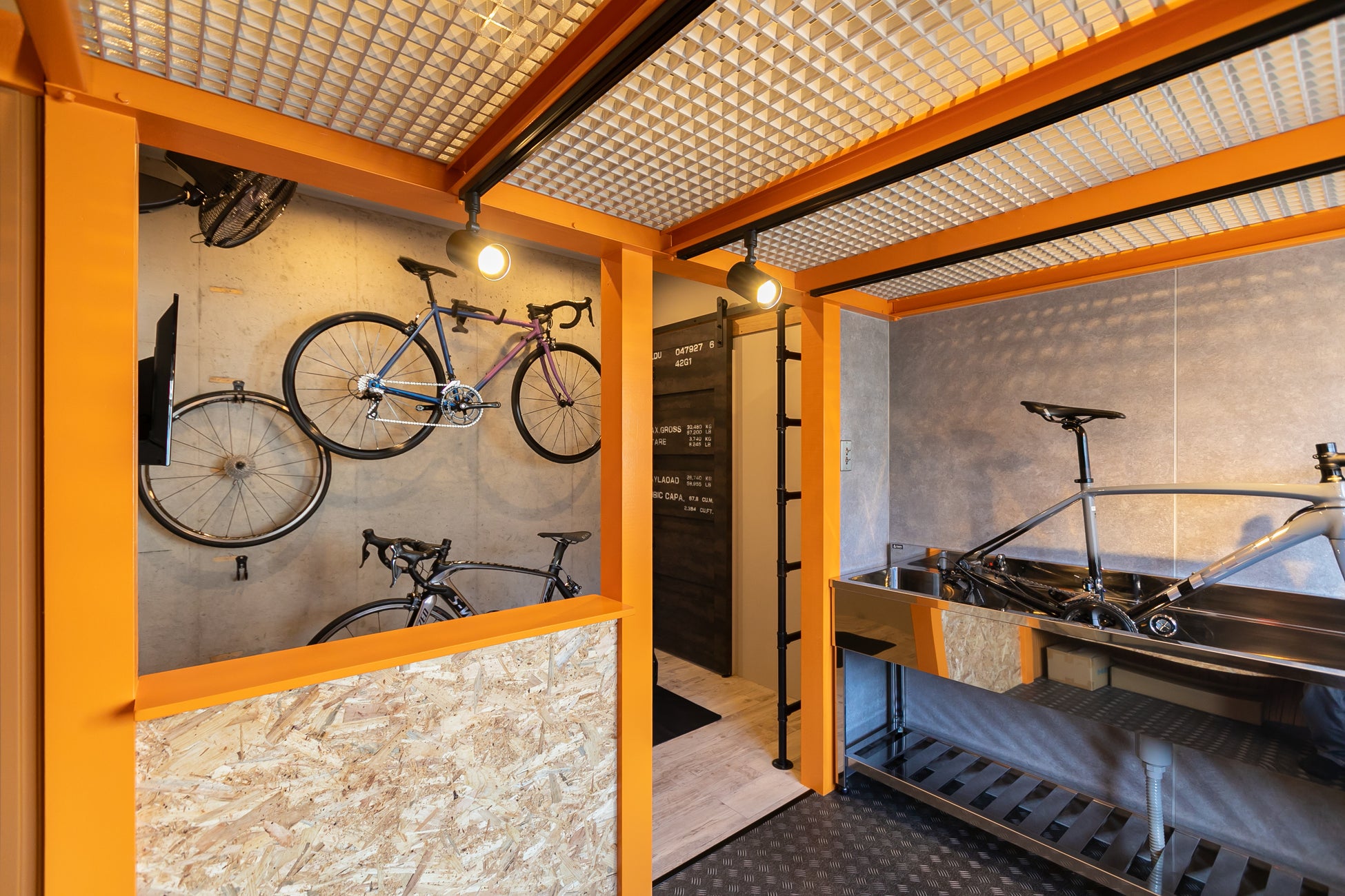 自転車専門店「カミハギサイクル」と制作したロードバイク好きのための賃貸住宅「自転車と暮らすガレージＲＯＯＭ」を11月21日(火)よりサイト公開のサブ画像2