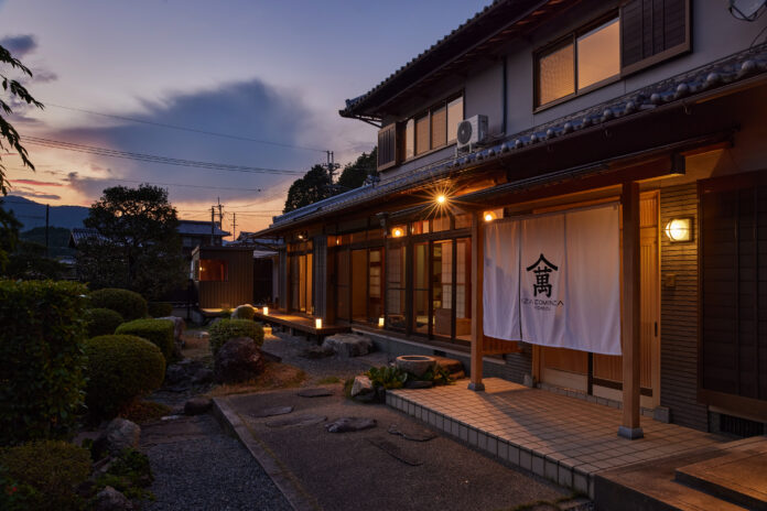 【京都/亀岡市】京の里山に佇む古民家一棟貸し宿「IZA COMINCA 萬」オープン！和サウナと岩風呂で過ごす贅沢ステイのメイン画像